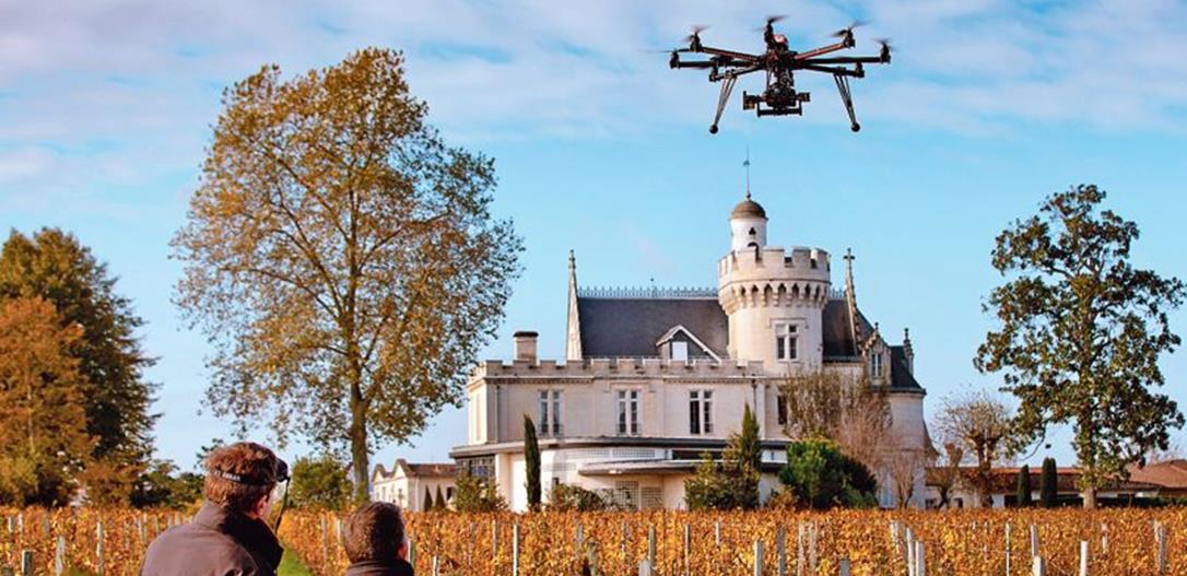 Drone qui filme un hôtel